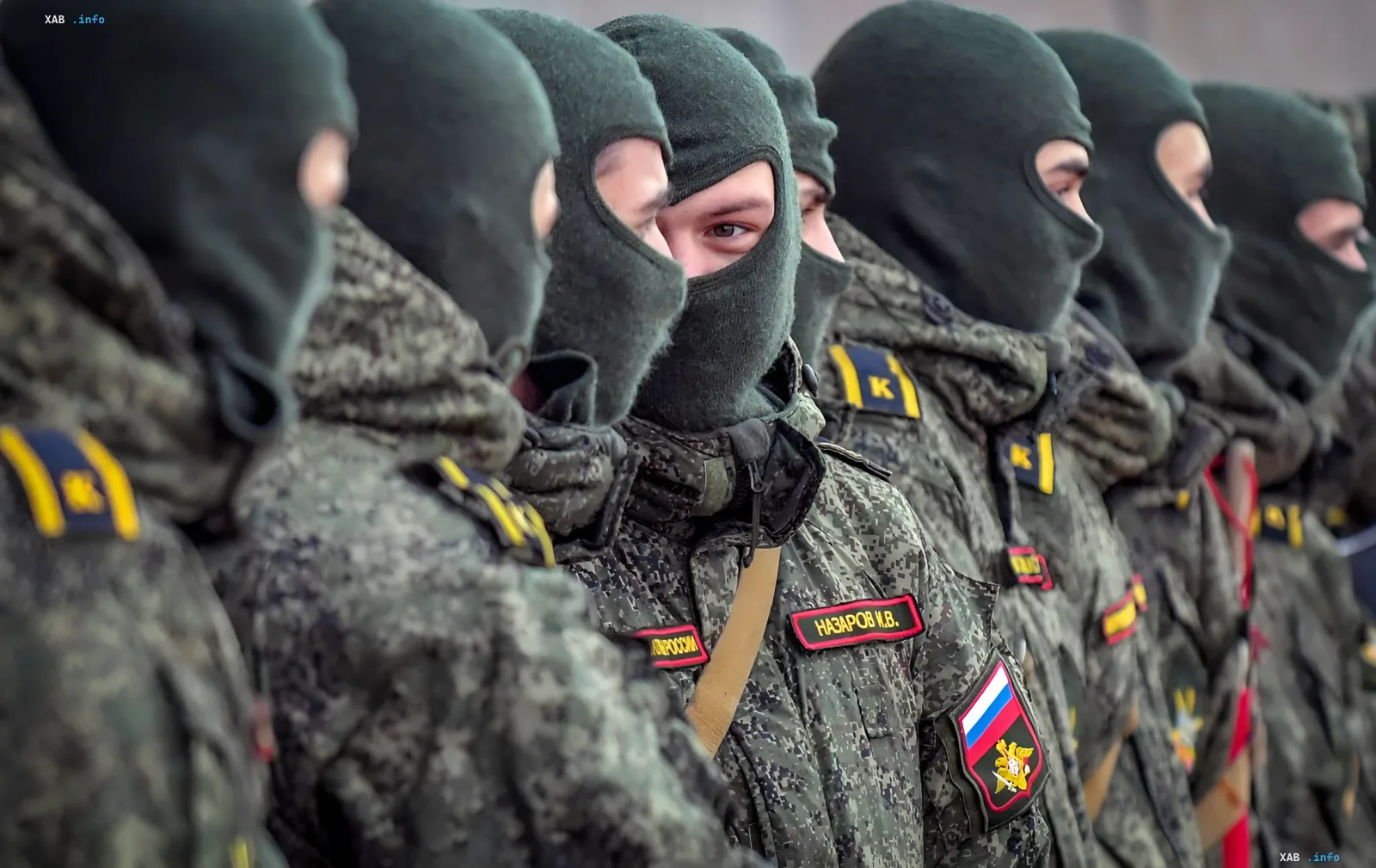 Российские военные в камуфляже и балаклавах в строю на фоне обсуждения новой волны мобилизации на 600 тысяч человек