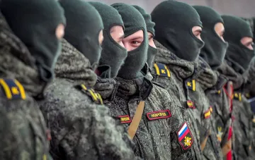 Российские военные в камуфляже и балаклавах в строю на фоне обсуждения новой волны мобилизации на 600 тысяч человек