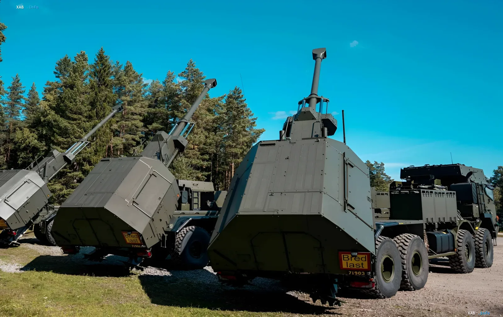 Шведські самохідні гаубиці Archer 8x8 у ряду на тлі лісу: нова артилерія для оборони Балтики