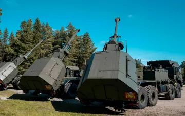 Шведські самохідні гаубиці Archer 8x8 у ряду на тлі лісу: нова артилерія для оборони Балтики
