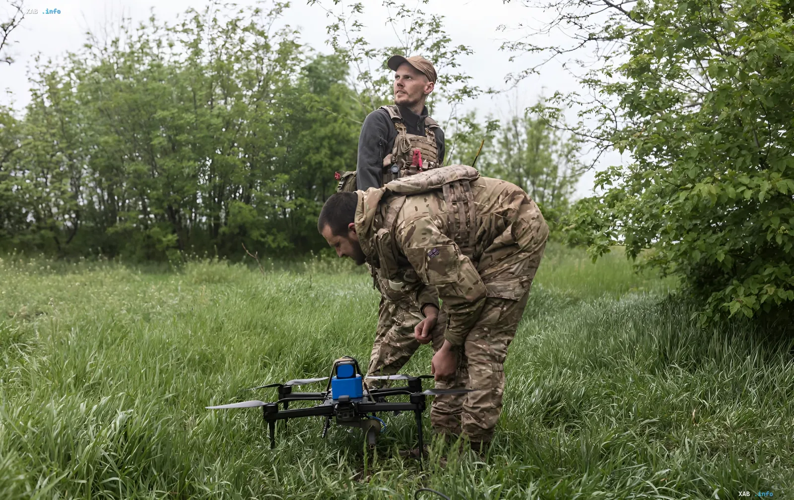 Украинские военные операторы готовят к запуску боевой дрон-квадрокоптер в рамках системы Delta