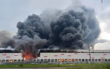 Burning Wildberries warehouse in Kotovsk after a second strike: a massive column of black smoke and flames in the building windows