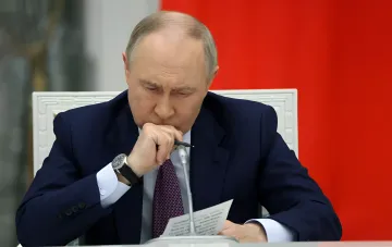 Wladimir Putin vor der russischen Flagge im Kontext der FBC-Ermittlung zu den Verbindungen der 'Kasse des Kremls' mit den Ozon-Lagerbränden und der Kette bis Timtschenko