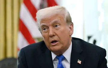 Дональд Трамп на тлі американського прапора обговорює новий пакет тарифів на напівпровідники та техніку з чіпами