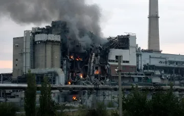 Зруйнована Херсонська ТЕЦ після удару КАБ: пожежа, дим і обвалені конструкції обладнання