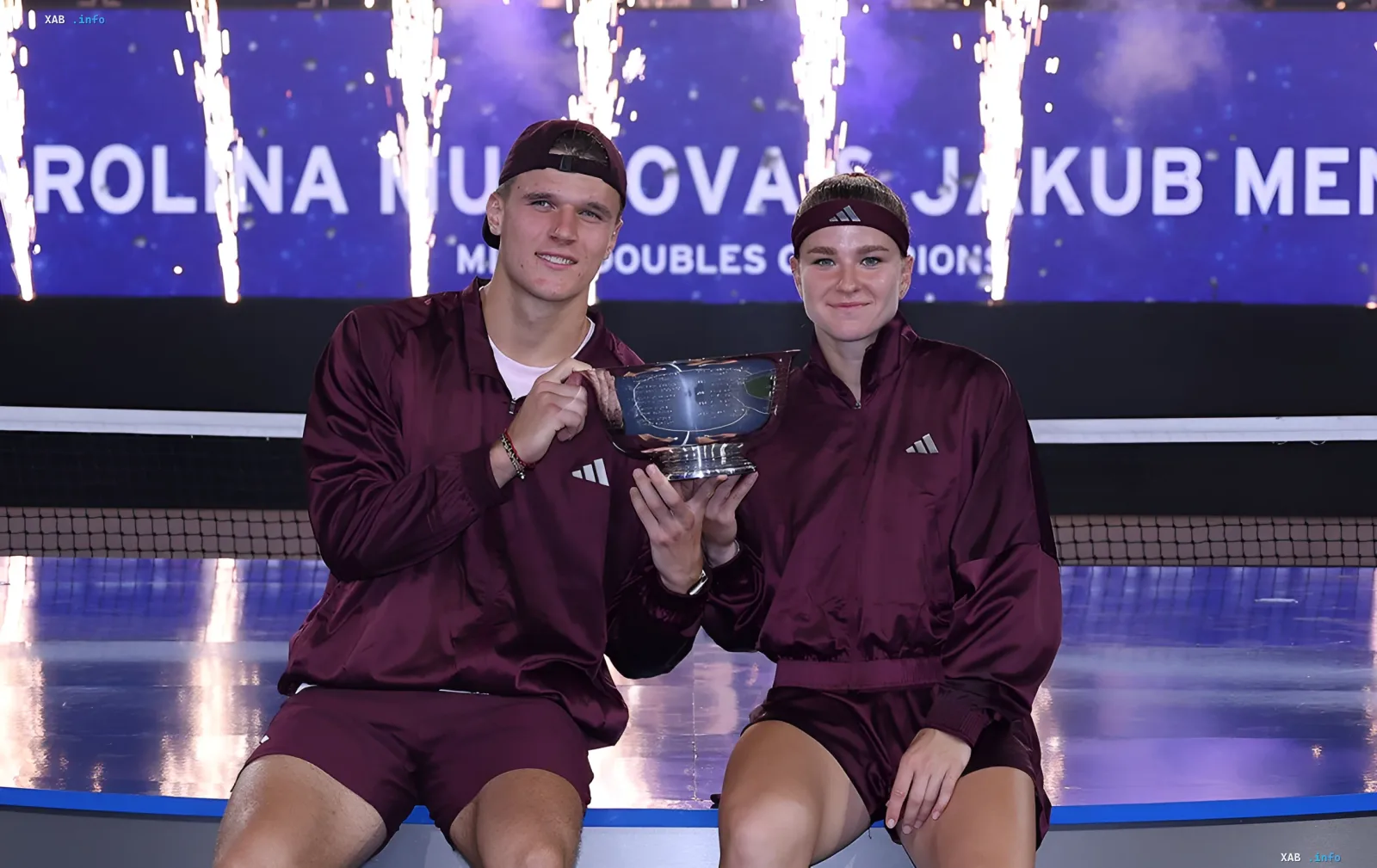 US Open-2026 mixed doubles champions Rolina Muchova and Jakub Mensik with the trophy at the awards ceremony
