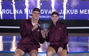 US Open-2026 mixed doubles champions Rolina Muchova and Jakub Mensik with the trophy at the awards ceremony