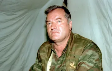Ratko Mladić in Tarnanzug, verurteilt wegen des Völkermordes von Srebrenica, gestorben in Den Haag