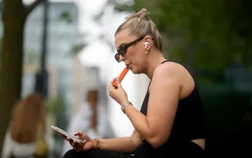 Junge Vape-Nutzerin in der Ukraine: ein typisches Porträt aus der Marktstudie von VARES und Pro-Consulting