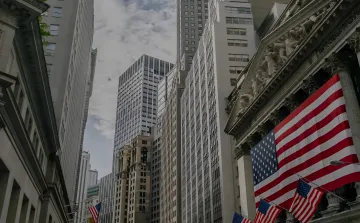 Wall Street: Das Gebäude der New York Stock Exchange mit amerikanischen Flaggen vor der Manhattan-Skyline — der Finanzmarkt debattiert die Risiken des KI-Booms