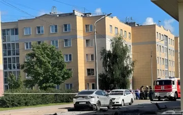 Місце вибуху автомобіля в Славянці: огорожа, пожежна машина та уламки у дворі житлового будинку в Санкт-Петербурзі