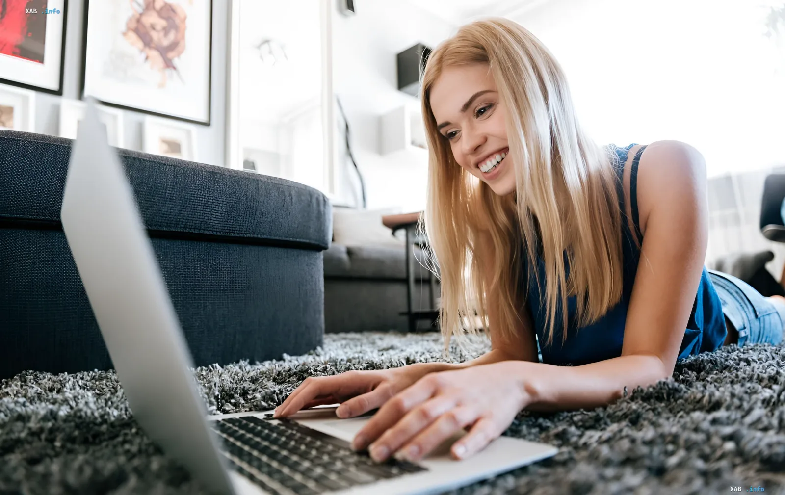 Lächelnde Frau mit Laptop: Zwillinge führen das Ranking der Sternzeichen an, die am meisten lügen