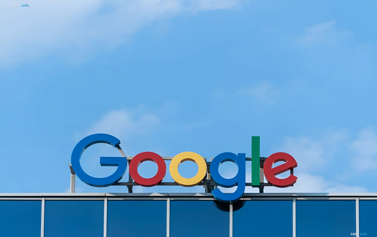 Google-Logo am Gebäude: Das Unternehmen bereitet Android 17 mit verstärktem Datenschutz und Blockade des versteckten Wi-Fi-Scannings vor