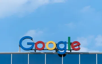 Google-Logo am Gebäude: Das Unternehmen bereitet Android 17 mit verstärktem Datenschutz und Blockade des versteckten Wi-Fi-Scannings vor