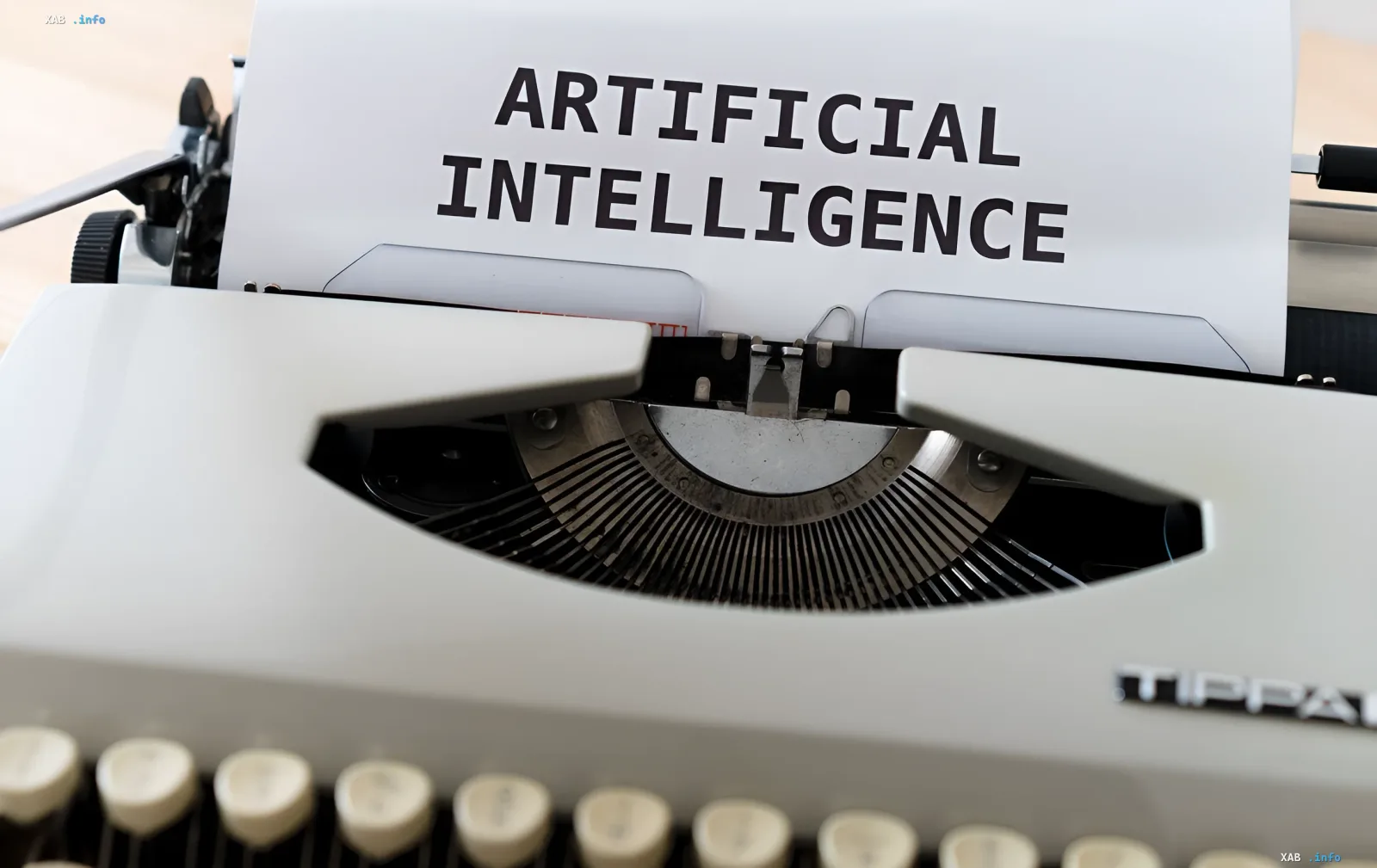 Писалка з написом ARTIFICIAL INTELLIGENCE як символ прямого доступу ІІ-агентів Anthropic до фізичного обладнання за стандартом MHS