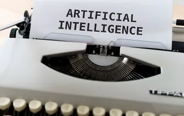 Писалка з написом ARTIFICIAL INTELLIGENCE як символ прямого доступу ІІ-агентів Anthropic до фізичного обладнання за стандартом MHS