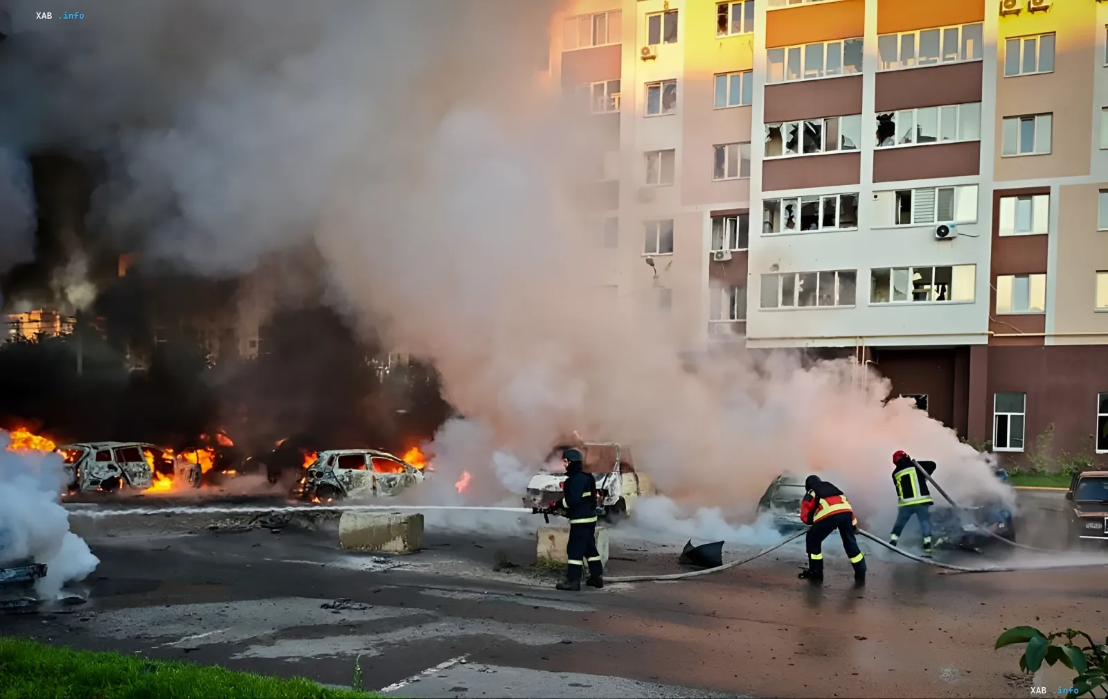 Feuerwehrleute löschen brennende Autos nach einem Schlag auf die Oblast Kiew, dichter Rauch und beschädigtes Wohngebäude
