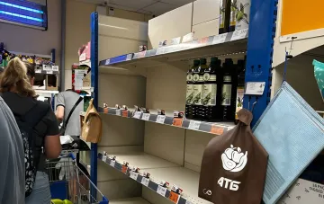 Покупатели у полок с бакалеей в магазине «АТБ Маркет», где введены лимиты на покупку яиц и продуктов