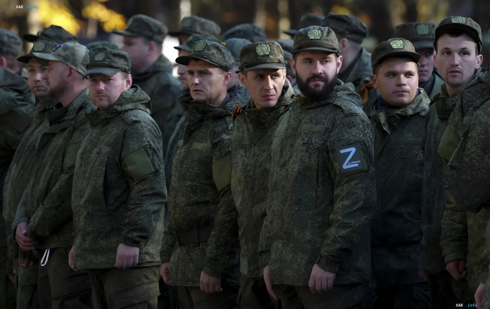Ряди російських окупаційних військ з емблемою Z у камуфляжі