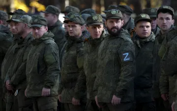 Ряди російських окупаційних військ з емблемою Z у камуфляжі