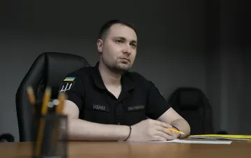 Кирило Буданов, керівник ГУР, за столом в кабінеті в контексті обговорення переговорів з Росією та обміну полоненими
