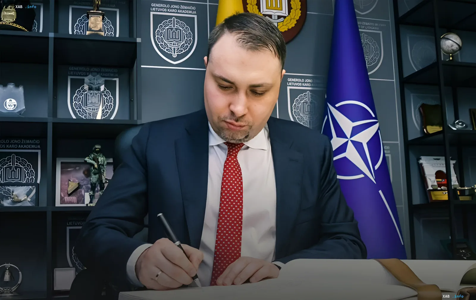 Budanow unterzeichnet ein Dokument im Büro mit NATO-Flagge: Krieg mit Russland bis Winter 2026–2027