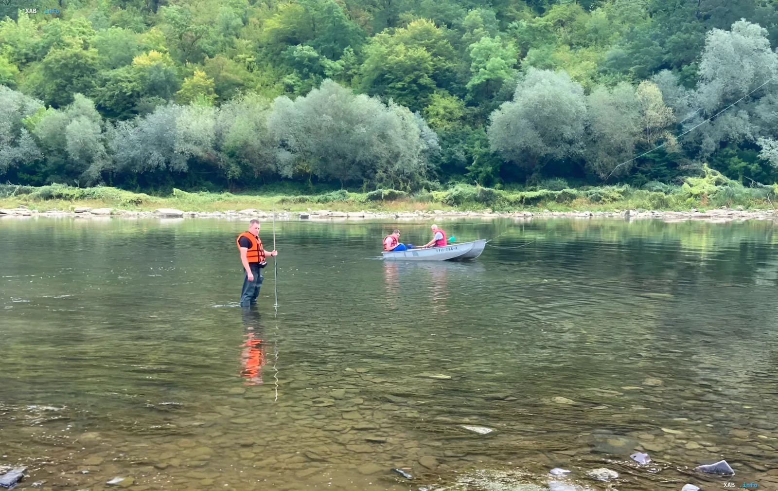 Rettungsschwimmer in Warnwesten arbeiten im flachen Dniester bei Sjaschischtschy vor dem Hintergrund eines historisch niedrigen Wasserstands