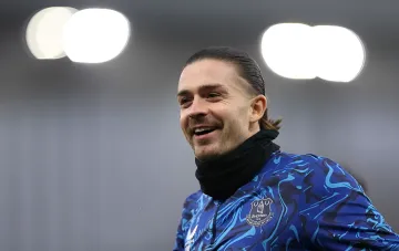 Jack Grealish im Everton-Trainingsanzug vor den Stadionflutlichtern