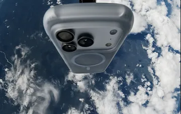 iPhone 17 Pro im freien Fall aus der Stratosphäre vor dem Hintergrund von Wolken und Ozean der Erde