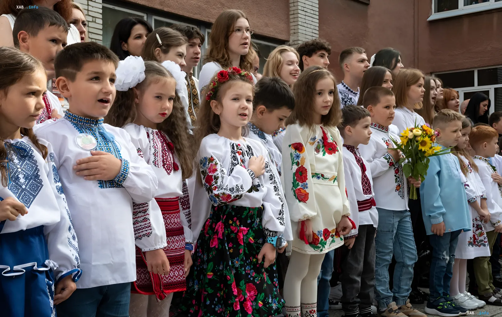 Schulzeremonie zum Tag des Wissens in Kiew: Kinder in traditioneller ukrainischer Stickerei und Nationaltracht singen die Hymne, jede Schule bestimmt das Format selbst