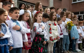 Schulzeremonie zum Tag des Wissens in Kiew: Kinder in traditioneller ukrainischer Stickerei und Nationaltracht singen die Hymne, jede Schule bestimmt das Format selbst