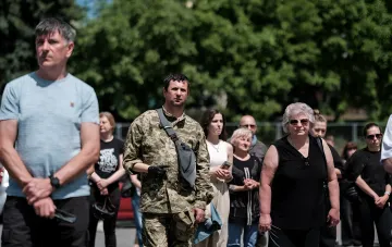 Veteran in Tarnkleidung unter Zivilisten bei einer Veranstaltung des Ministeriums für Veteranen im Zuge der Reform von Witali Kim
