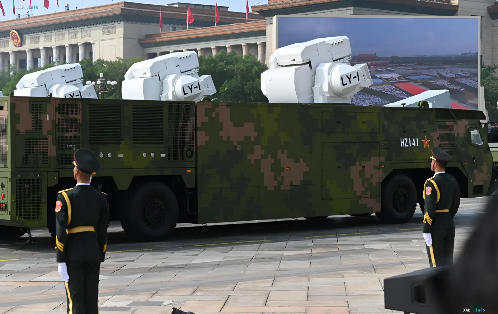 Китайская система ПВО/ПРО LY-1 на колёсном шасси в камуфляже на военном параде — образец оборонной техники, которую Пекин продвигает на рынок Центральной Азии