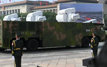 Китайская система ПВО/ПРО LY-1 на колёсном шасси в камуфляже на военном параде — образец оборонной техники, которую Пекин продвигает на рынок Центральной Азии