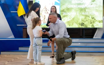 Klytschko überreicht die Medaille 'Ehre. Ruhm. Staat' der Tochter eines gefallenen ukrainischen Verteidigers
