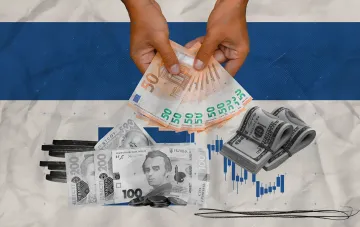 Wechselkurse am 28. August 2026: Hände halten 50-Euro-Scheine, daneben gebündelte US-Dollar und 100- und 200-Hrywnja-Scheine vor einer Kursgrafik und der Ukraine-Flagge