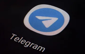 Logo des Messenger-Dienstes Telegram auf einem Bildschirm: die Plattform für koordinierte Medienangriffe auf ukrainische Unternehmen