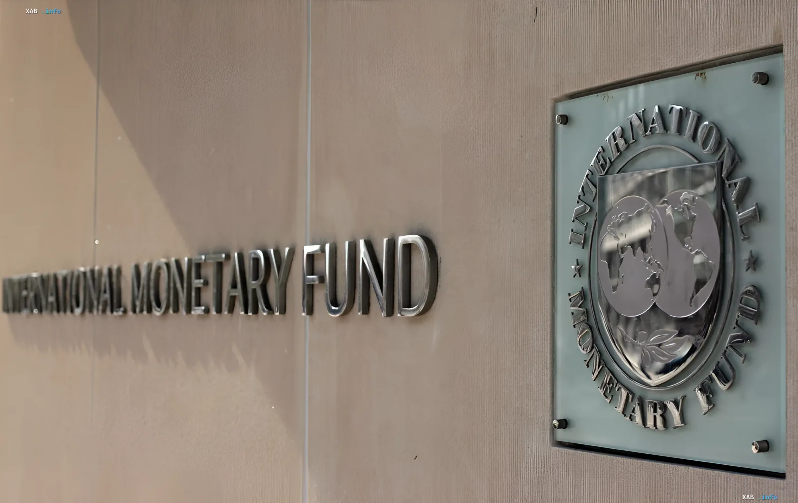 Logo und Emblem des Internationalen Währungsfonds (IWF) an einer Gebäudefassade – die IWF-Mission wird die Ukraine besuchen, um das Budget und die Verteidigungsausgaben zu prüfen