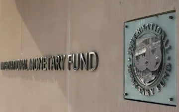 Logo und Emblem des Internationalen Währungsfonds (IWF) an einer Gebäudefassade – die IWF-Mission wird die Ukraine besuchen, um das Budget und die Verteidigungsausgaben zu prüfen