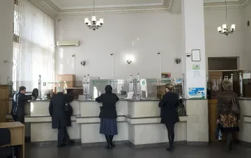 Клиенты у окон приёма платежей в банке перед введением новой купюры 2000 гривен со Стусом в 2026 году