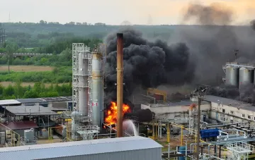 Пожар на Кстовском НПЗ «ЛУКОЙЛ» после удара: столб чёрного дыма и пламя на территории завода в Нижегородской области