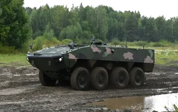 Finnischer Patria-AMV-8x8-Radpanzer in Tarnanstrich auf einem Übungsplatz während der Fernsteuerungsdemonstration aus Tokio