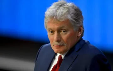 Dmitri Peskow vor blauem Hintergrund: Erklärung zum Fehlen neuer Ideen für Gespräche mit der Ukraine