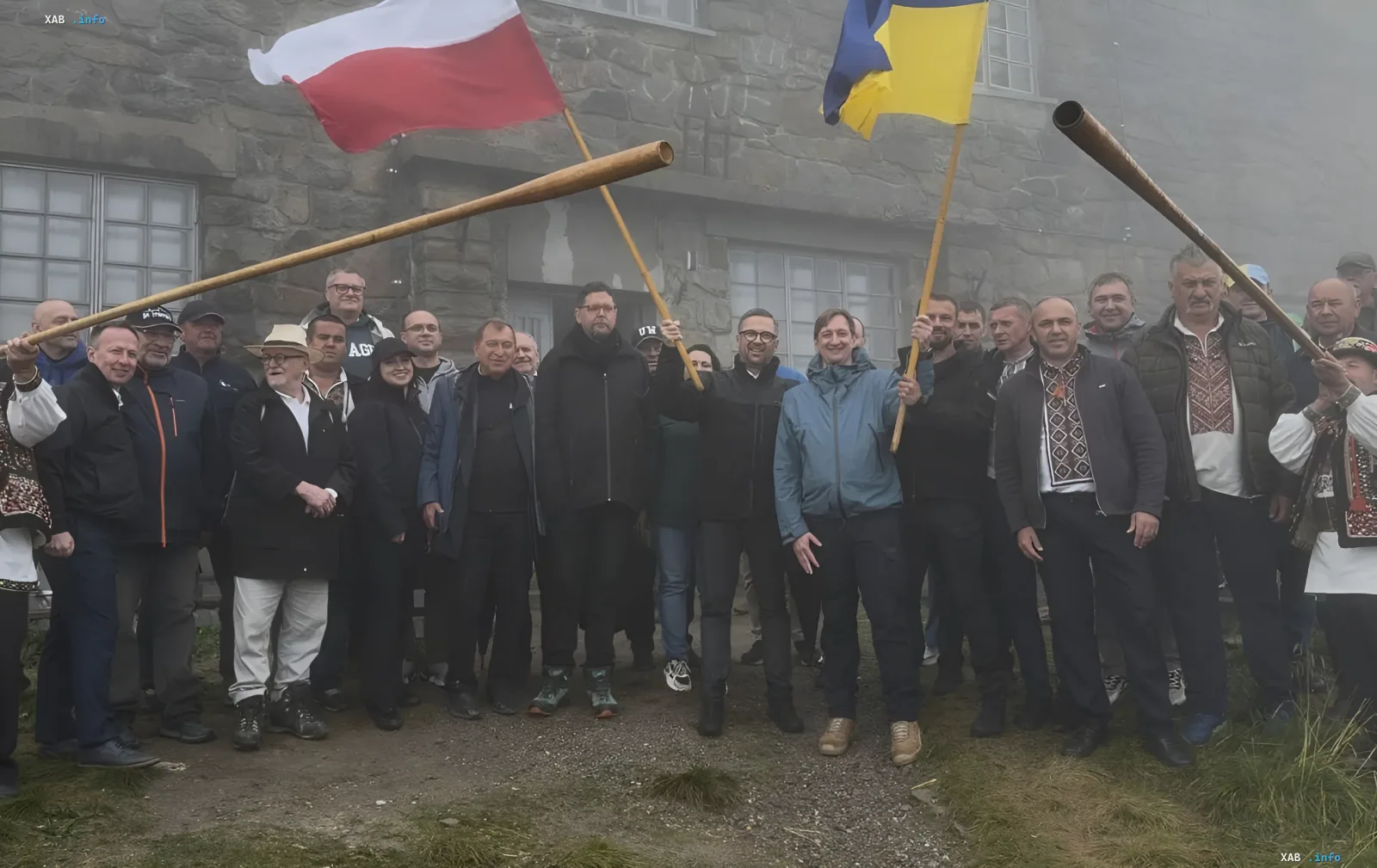 Открытие международного научного центра на Пип Иване: представители Украины и Польши с национальными флагами