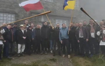 Открытие международного научного центра на Пип Иване: представители Украины и Польши с национальными флагами