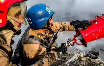 Feuerwehrleute löschen Brand an der Einschlagstelle von Trümmern in der Hromada Poltawa