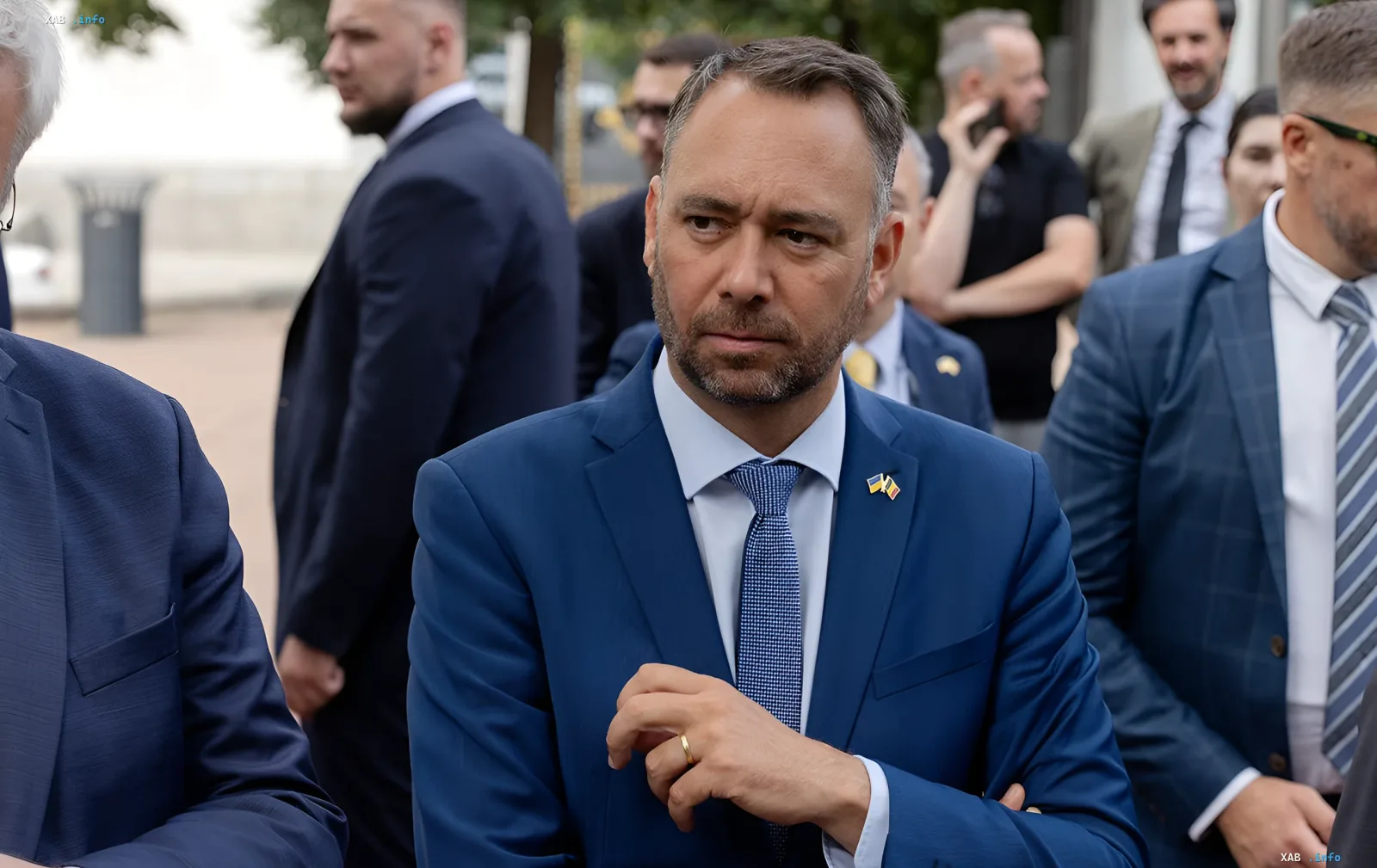 KI-generiertes Foto eines Mannes im blauen Anzug mit belgischem Abzeichen, das einen diplomatischen Skandal zwischen den USA und Belgien auslöste