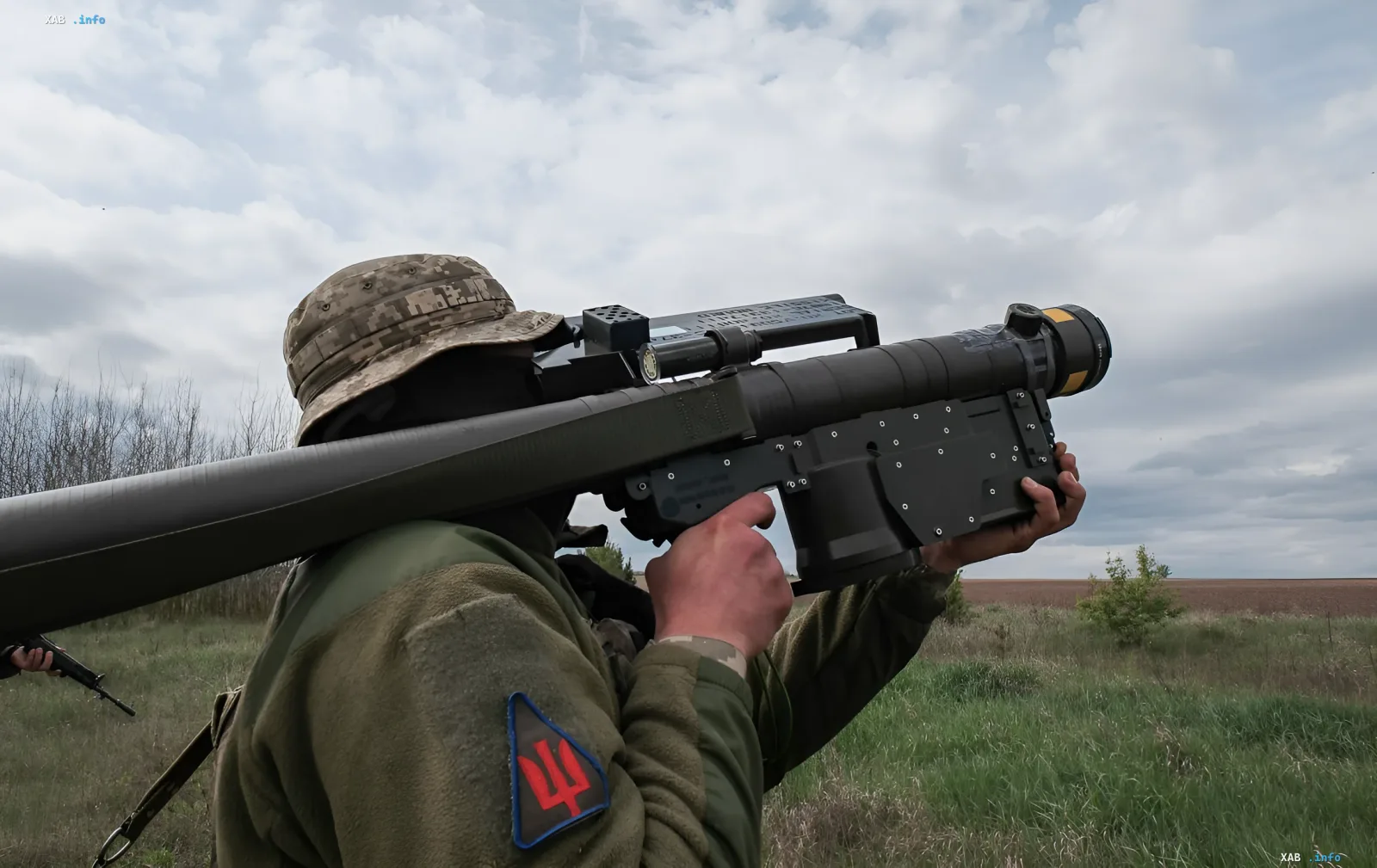Украинский военный с переносным зенитным ракетным комплексом отражает ночную атаку дронов и БПЛА