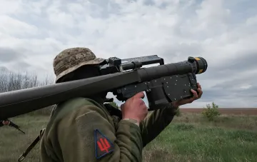 Ukrainischer Soldat mit tragbarem Flugabwehrraketenkomplex bei der Abwehr eines nächtlichen Drohnenangriffs