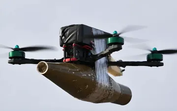 Drop-Drohne mit aufgesetzter Waffe, gesteuert über Glasfaser zur Umgehung der ukrainischen ELINT